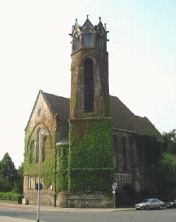 Kirche mit Weinranken